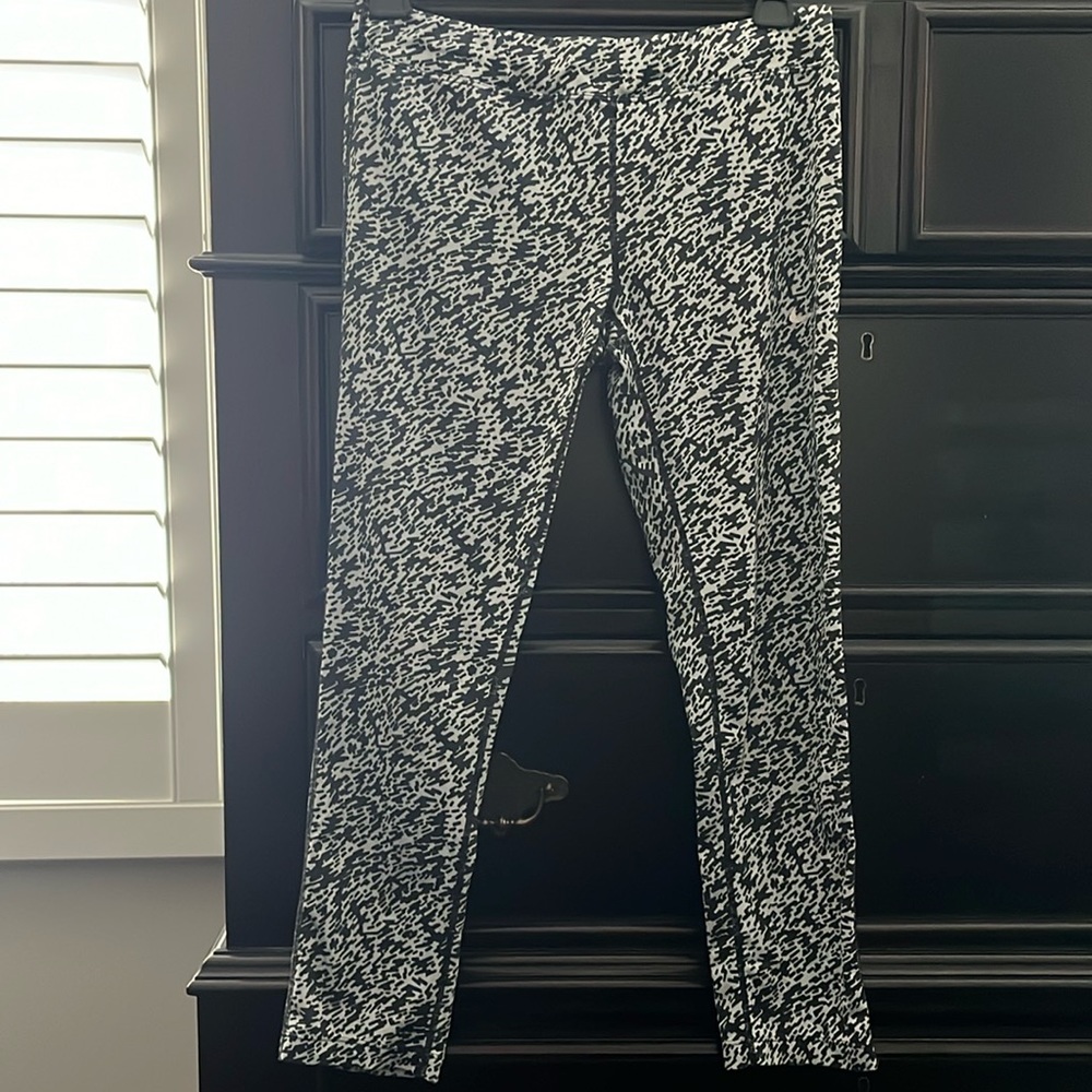 Nike black and white Dri-Fit ankle leggings medium